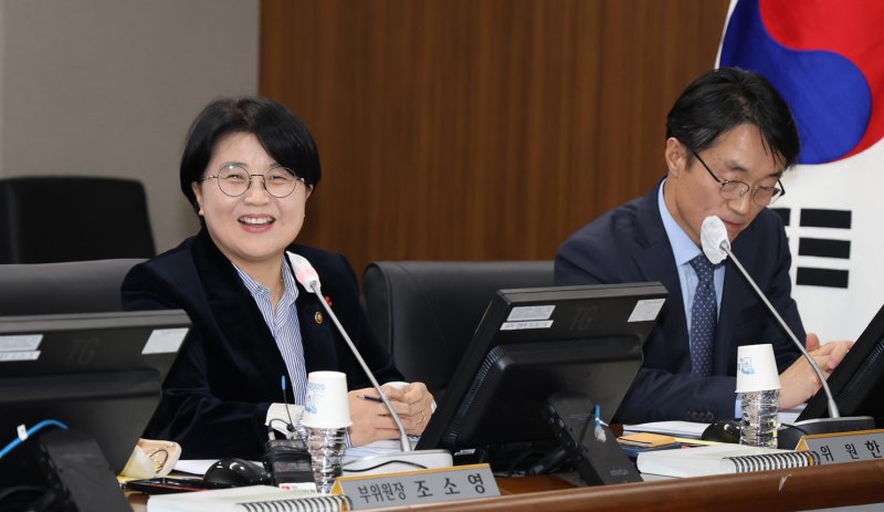 조소영 신임 국민권익위원회 부위원장 겸 중앙행정심판위원장(왼쪽)이 9일 정부세종청사 국민권익위원회 전원위 심의실에서 열린 2024년 제24차 전원위원회에서 인사말을 하고 있다. 오른쪽은 한삼석 상임위원. (국민권익위원회 제공) 2024.12.9/뉴스1