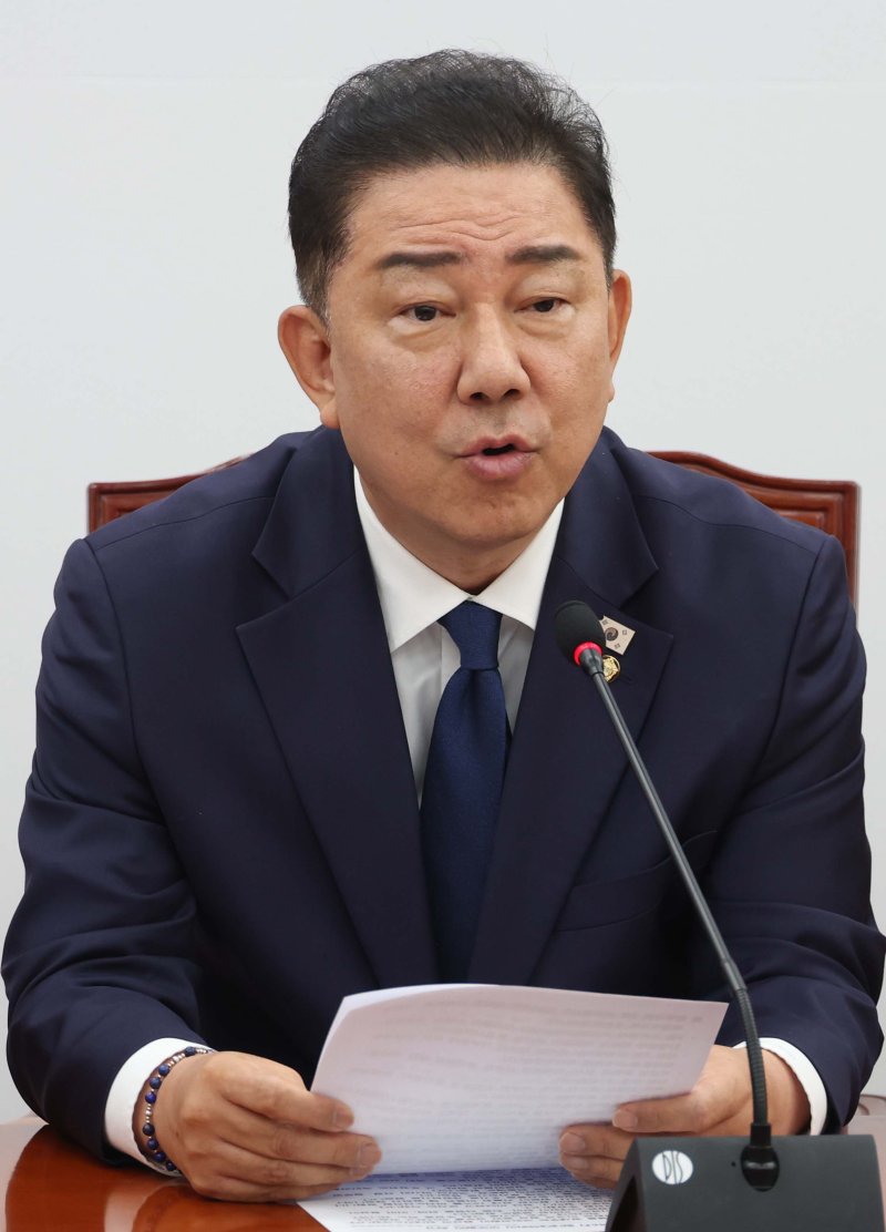 [서울=뉴시스] 조성봉 기자= 김병기 더불어민주당 당대표 직무대행 겸 원내대표가 29일 오전 서울 여의도 국회에서 열린 원내대책회의에서 발언을 하고 있다. 2025.07.29. suncho21@newsis.com