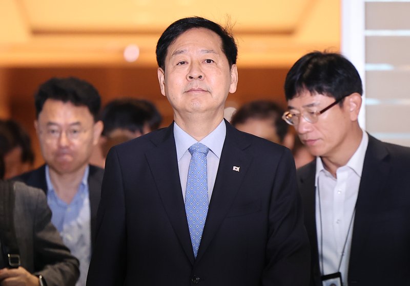 구윤철 경제부총리 겸 기획재정부 장관이 30일 오전 인천국제공항 제2터미널을 통해 미국으로 출국하고 있다. 구 부총리는 미국이 예고한 상호관세 25% 발효일(8월 1일) 하루 전날인 오는 31일(현지시간) 미국 워싱턴DC에서 스콧 베선트 미 재무장관과 만나 막판 한미 통상 협상 타결에 나선다.뉴스1