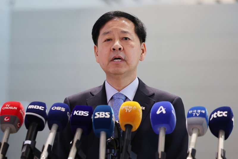 구윤철 경제부총리 겸 기획재정부 장관이 30일 오전 인천국제공항 제2터미널을 통해 미국으로 출국에 앞서 취재진 질문에 답변하고 있다. 구 부총리는 미국이 예고한 상호바카라사이트 굿모닝 25% 발효일(8월 1일) 하루 전날인 오는 31일(현지시간) 미국 워싱턴DC에서 스콧 베선트 미 재무장관과 만나 막판 한미 통상 협상 타결에 나선다. 2025.7.29./바카라사이트 굿모닝1 ⓒ News1 김진환 기자