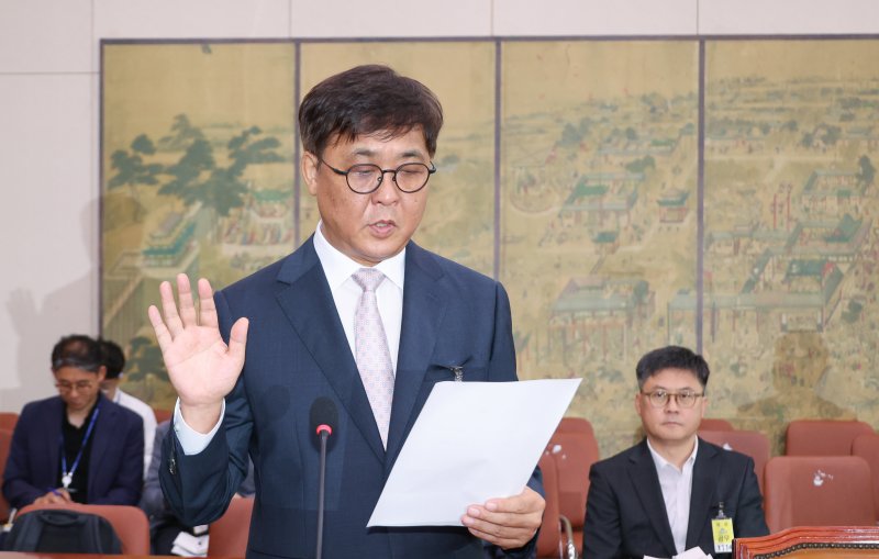 최휘영 문화체육관광부 장관 후보자가 29일 서울 여의도 국회 문화체육관광위원회에서 열린 인사청문회에서 선서하고 있다. 연합뉴스