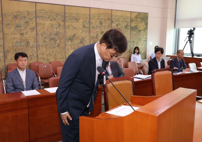 최휘영 문화체육관광부 장관 후보자가 29일 국회 문화체육관광위원회에서 열린 인사청문회에서 인사하고 있다. 연합뉴스