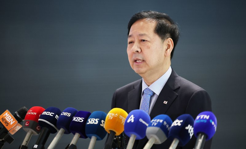 구윤철 경제부총리 겸 기획재정부 장관이 29일 오전 인천국제공항 제2터미널을 통해 미국으로 출국에 앞서 취재진 질문에 답변하고 있다. 2025.7.29./뉴스1 ⓒ News1 김진환 기자