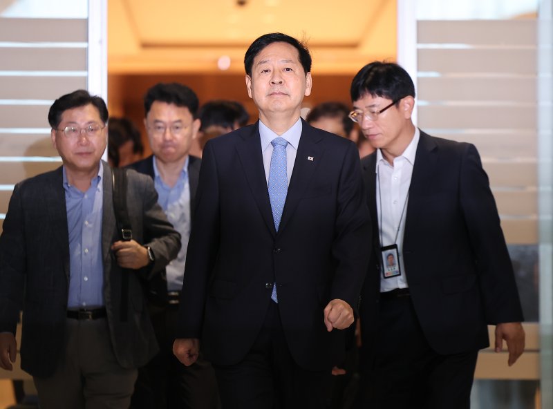 구윤철 경제부총리 겸 기획재정부 장관이 29일 오전 인천국제공항 제2터미널을 통해 미국으로 출국하고 있다. 2025.7.29/뉴스1 ⓒ News1 김진환 기자