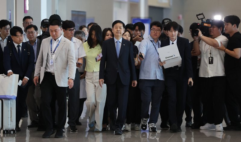 구윤철 경제부총리 겸 기획재정부 장관이 29일 오전 인천국제공항 제2터미널을 통해 미국으로 출국하고 있다. 2025.7.29/뉴스1 ⓒ News1 김진환 기자
