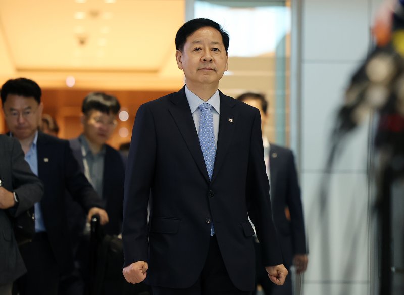 구윤철 경제부총리 겸 기획재정부 장관이 30일 오전 인천국제공항 제2터미널을 통해 미국으로 출국하고 있다. 2025.7.29./뉴스1