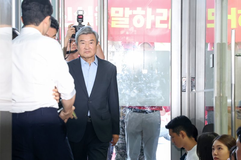 바카라사이트 온카판 전 국가정보원장이 29일 오전 서울 서초구 '순직 해병 특검'(이명현 특별검사) 사무실에 피의자 신분으로 출석하고 있다. 2025.7.29/바카라사이트 온카판1 ⓒ News1 민경석 기자