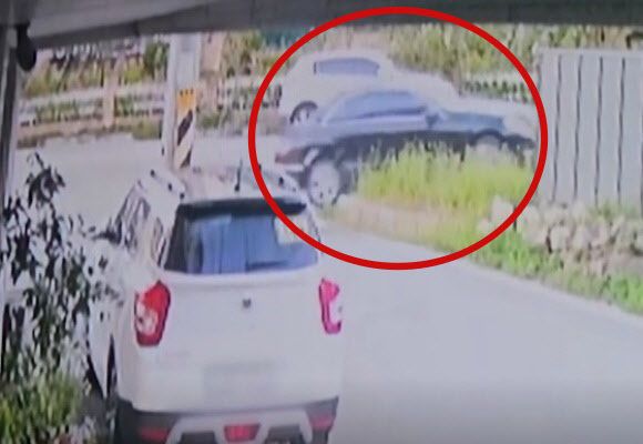 주택 마당에서 벤츠에 깔려 사망한 12세 여아, 운전자가..