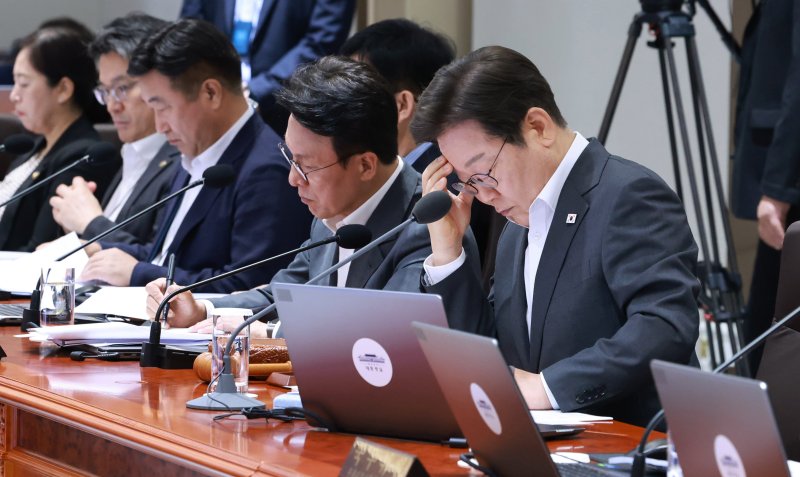 [서울=뉴시스] 최동준 기자 = 이재명 대통령이 29일 서울 용산 대통령실 청사에서 열린 국무회의에서 자료를 살펴보고 있다. (대통령실통신사진기자단) 2025.07.29. photocdj@newsis.com <저작권자ⓒ 공감언론 뉴시스통신사. 무단전재-재배포 금지.> /사진=뉴시스화상