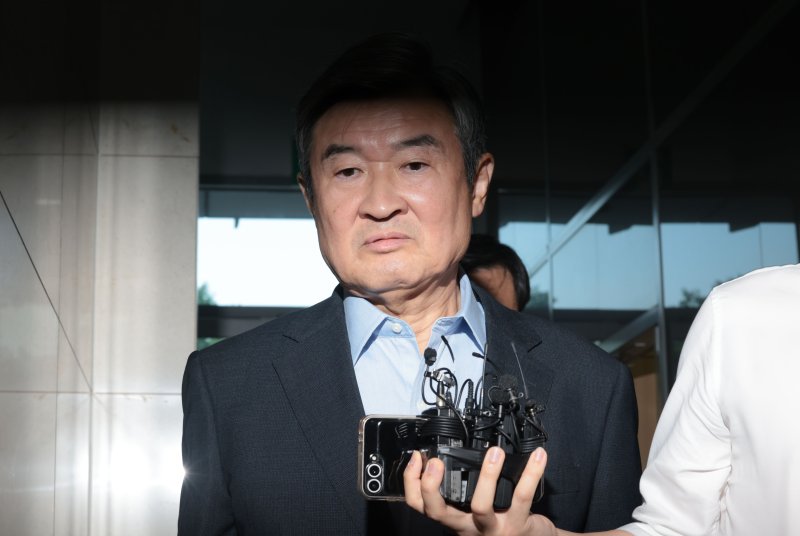 29일 조태용 전 국가정보원장이 직권남용 권리행사 방해 혐의 조사를 받기 위해 서울 서초구 채상병 특검에 피의자 신분으로 출석하고 있다./사진=연합뉴스