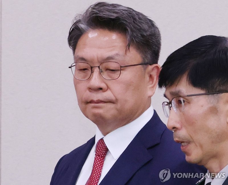 이시원 전 비서관(왼쪽) (출처=연합뉴스)