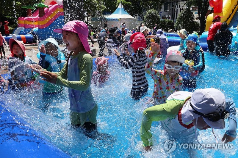 신나는 물놀이 (출처=연합뉴스)