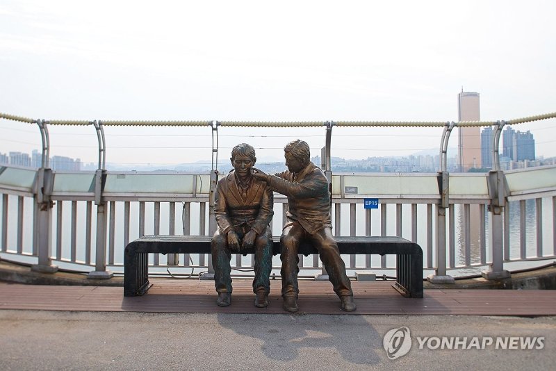 마포대교에 설치된 '한 번만 더' 동상 모습 (출처=연합뉴스)