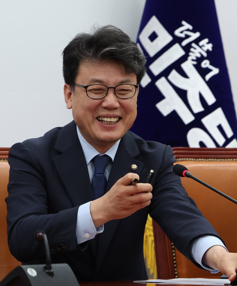 [서울=뉴시스] 김명년 기자 = 진성준 더불어민주당 정책위의장이 22일 오전 서울 여의도 국회에서 열린 원내대책회의에 참석해 있다. 2025.07.22. kmn@newsis.com