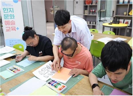2025 한지문화예술교육+ '독립형' 프로그램 참여자들 (출처=연합뉴스)