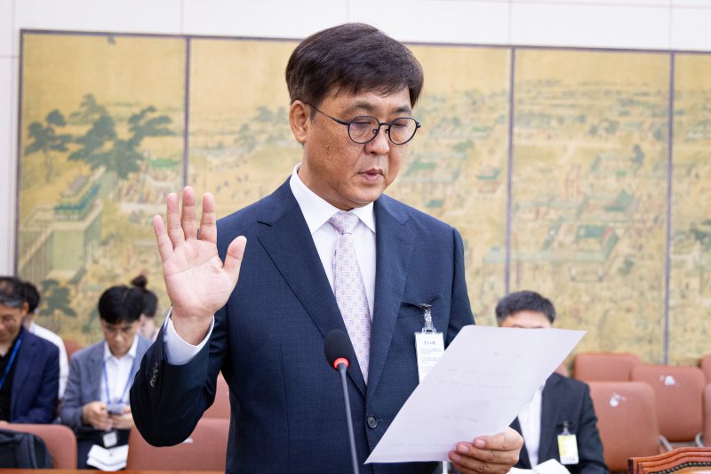 최휘영 문화체육관광부 장관 후보자가 29일 서울 여의도 국회 문화체육관광위원회에서 열린 인사청문회에 출석해 선서하고 있다. 2025.7.29/뉴스1 ⓒ News1 유승관 기자
