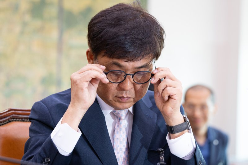 최휘영 문화체육관광부 장관 후보자가 29일 서울 여의도 국회 문화체육관광위원회에서 열린 인사청문회에 출석해 안경을 고쳐 쓰고 있다. 2025.7.29/뉴스1 ⓒ News1 유승관 기자