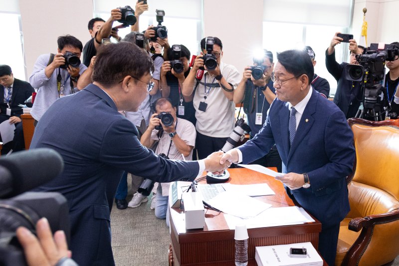 최휘영 문화체육관광부 장관 후보자가 29일 서울 여의도 국회 문화체육관광위원회에서 열린 인사청문회에 출석해 선서한 후 선서문을 김교흥 위원장에게 전달하고 있다. 2025.7.29/뉴스1 ⓒ News1 유승관 기자