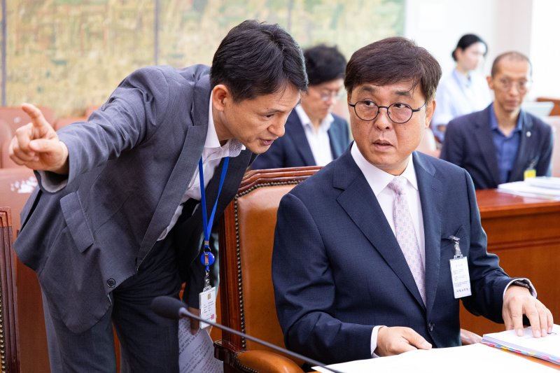 최휘영 문화체육관광부 장관 후보자가 29일 서울 여의도 국회 문화체육관광위원회에서 열린 인사청문회에 출석해 청문회 절차에 대해 관계자와 대화하고 있다. 2025.7.29/뉴스1 ⓒ News1 유승관 기자