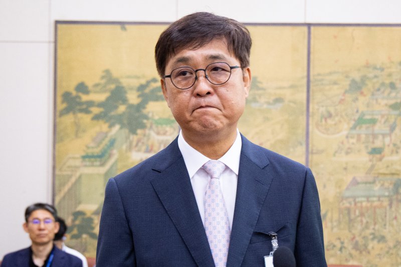 최휘영 문화체육관광부 장관 후보자가 29일 서울 여의도 국회 문화체육관광위원회에서 열린 인사청문회에 출석해 선서한 후 선서문을 김교흥 위원장에게 전달하기 위해 이동하고 있다. 2025.7.29/뉴스1 ⓒ News1 유승관 기자