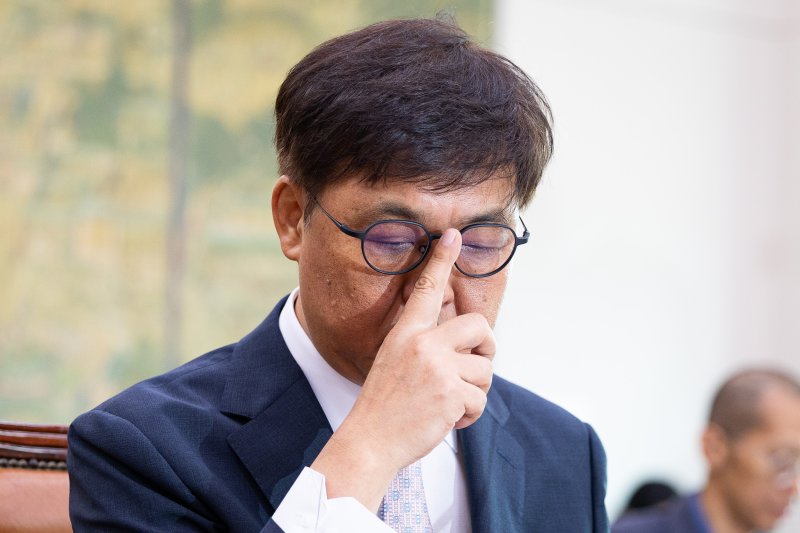최휘영 문화체육관광부 장관 후보자가 29일 서울 여의도 국회 문화체육관광위원회에서 열린 인사청문회에 출석해 안경을 고쳐 쓰고 있다. 2025.7.29/뉴스1 ⓒ News1 유승관 기자