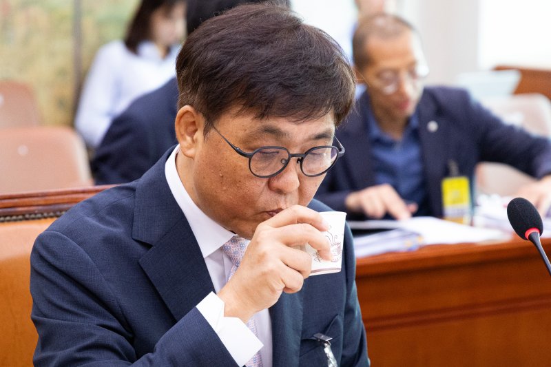최휘영 문화체육관광부 장관 후보자가 29일 서울 여의도 국회 문화체육관광위원회에서 열린 인사청문회에 출석해 물을 마시고 있다. 2025.7.29/뉴스1 ⓒ News1 유승관 기자