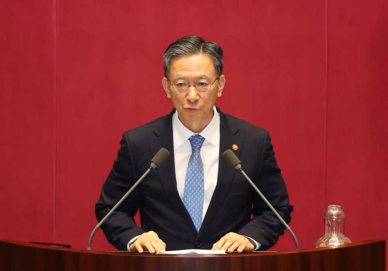 [서울=뉴시스] 고승민 기자 = 정성호 법무부 장관이 지난 23일 서울 여의도 국회에서 열린 제427회 국회(임시회) 제2차 본회의에서 신임 국무위원 인사를 하고 있다. 2025.07.23. kkssmm99@newsis.com