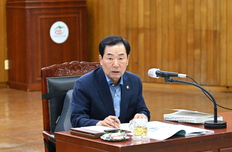 [창녕=뉴시스] 성낙인 군수가 상반기 주요업무 추진상황 평가보고회를 진행하고 있다. (사진= 창녕군 제공) 2025.07.29. photo@newsis.com *재판매 및 DB 금지