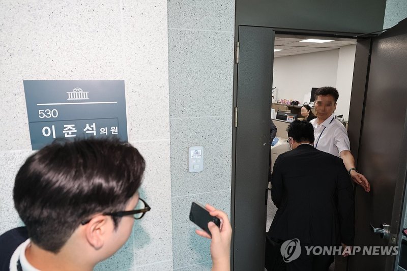 이준석 의원실 앞은 지금 (출처=연합뉴스)