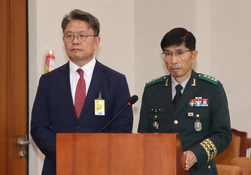 이시원 전 대통령실 공직기강비서관과 임기훈 국방대총장이 21일 오전 서울 여의도 국회에서 열린 법제사법위원회 전체회의 순직 해병 수사 방해 및 사건 은폐 등의 진상규명을 위한 특별검사의 임명 등에 관한 법률안 관련 입법청문회에 출석해 발언대에 서서 정청래 위원장의 발언을 듣고 있다.2024.6.21/뉴스1 ⓒ News1 이광호 기자