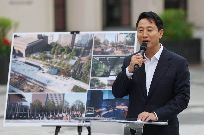 [서울=뉴시스] 김진아 기자 = 오세훈 서울시장이 8일 서울 종로구 광화문광장에서 '유엔 참전국 후손 교류캠프'에 참가 중인 6·25전쟁 참전국 후손들에게 '감사의 정원'을 소개하고 있다. 2025.06.08. bluesoda@newsis.com