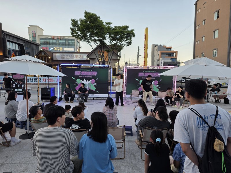 울산 동구 일산청년광장에서 열린 일삶힐링 버스킹 공연 지원사업 ‘THE STAGE ON’의 모습. (울산 동구 제공. 재판매 및 DB금지)/뉴스1