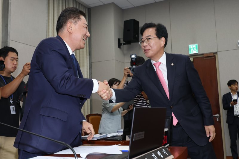 국회 운영위원장인 김병기 더불어민주당 대표 직무대향 겸 원내대표와 송언석 국민의힘 비상대책위원장 겸 원내대표가 29일 서울 여의도 국회에서 열린 운영위원회 전체회의에서 악수하고 있다. 2025.7.29/뉴스1 ⓒ News1 이광호 기자