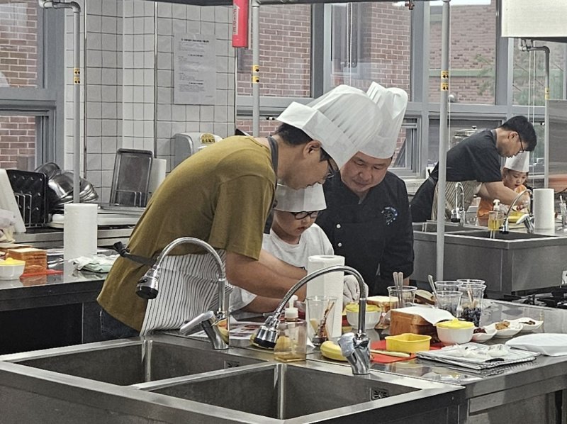 1기 아버지 교실에 참가한 학부모들이 자녀와 함께 요리를 하고 있다.(화성오산교육지원청 제공)