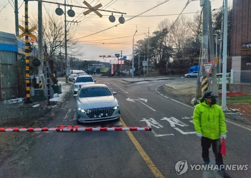 철길 건널목 (출처=연합뉴스)