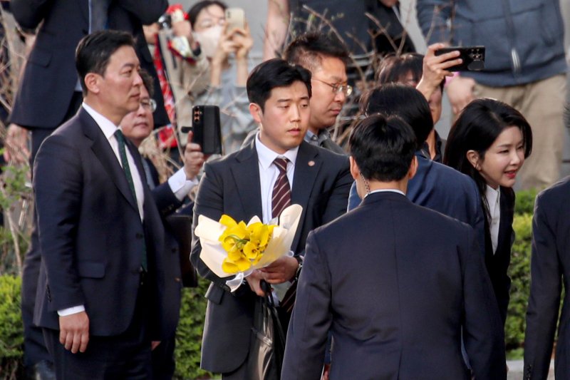 김성훈 경호처 차장이 지난 4월 11일 오후 서울 서초구 아크로비스타 정문에서 윤석열 대통령 부인 김건희 여사를 경호하고 있다./뉴스1 ⓒ News1 박세연 기자