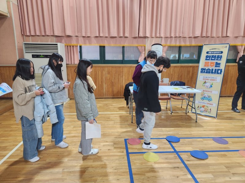 [시흥=뉴시스] 시흥시는 학생들을 대상으로 음주고글 체험과 함께 및 흡연 예방 교육을 진행했다