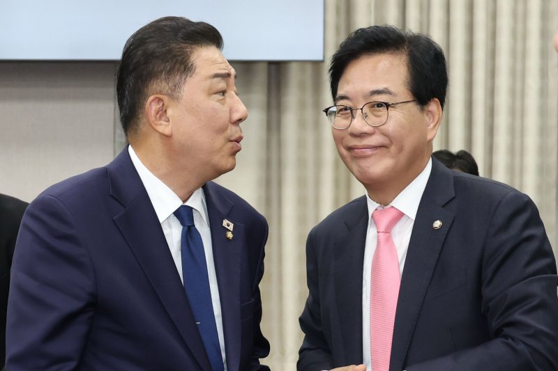 국회 운영위원장인 김병기 더불어민주당 대표 직무대행 겸 원내대표와 송언석 국민의힘 비상대책위원장 겸 원내대표가 29일 서울 여의도 국회에서 열린 운영위원회 전체회의를 마치고 대화하고 있다. 2025.7.29/뉴스1 ⓒ News1 이광호 기자