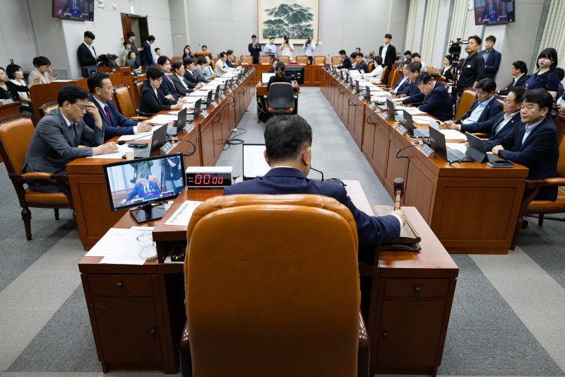 김병기 국회 운영위원장이 10일 서울 여의도 국회에서 열린 제427회 국회(임시회) 제1차 전체회의에서 의사봉을 두드리고 있다. 2025.7.10/뉴스1 ⓒ News1 유승관 기자