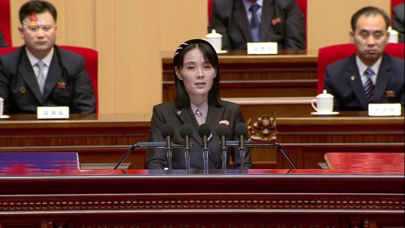 [서울=뉴시스] 김정은 북한 국무위원장이 지난 2022년 8월 10일 평양에서 열린 전국비상방역총화회의를 주재하며 코로나19 사태 종식을 선언했다고 조선중앙TV가 보도했다. 김 위원장의 여동생인 김여정 노동당 부부장은 토론자로 나서 공개 연설을 통해 남측에 의해 코로나19가 북에 유입됐다고 주장하며 강력한 보복 대응을 검토하겠다고 위협했다.(사진 = 조선중앙TV 캡처) 2025.07.29. photo@newsis.com *재판매 및 DB 금지