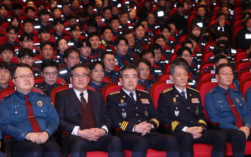 윤희근 당시 경찰청장이 서울 종로구 서울경찰청에서 열린 2024년 기동순찰대·형사기동대 합동 발대식에서 조지호 당시 서울경찰청장 등과 자리해 있다. 2024.2.20/뉴스1 ⓒ News1 김민지 기자
