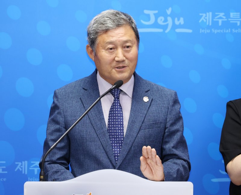 [제주=뉴시스] (왼쪽 두 번째) 김완근 제주시장이 29일 오전 제주시청 기자실에서 억대 종량제쓰레기봉투 판매대금 횡령 사건에 대해 사과 성명을 발표하고 있다. (사진=제주시청 제공) 2025.07.29. photo@newsis.com