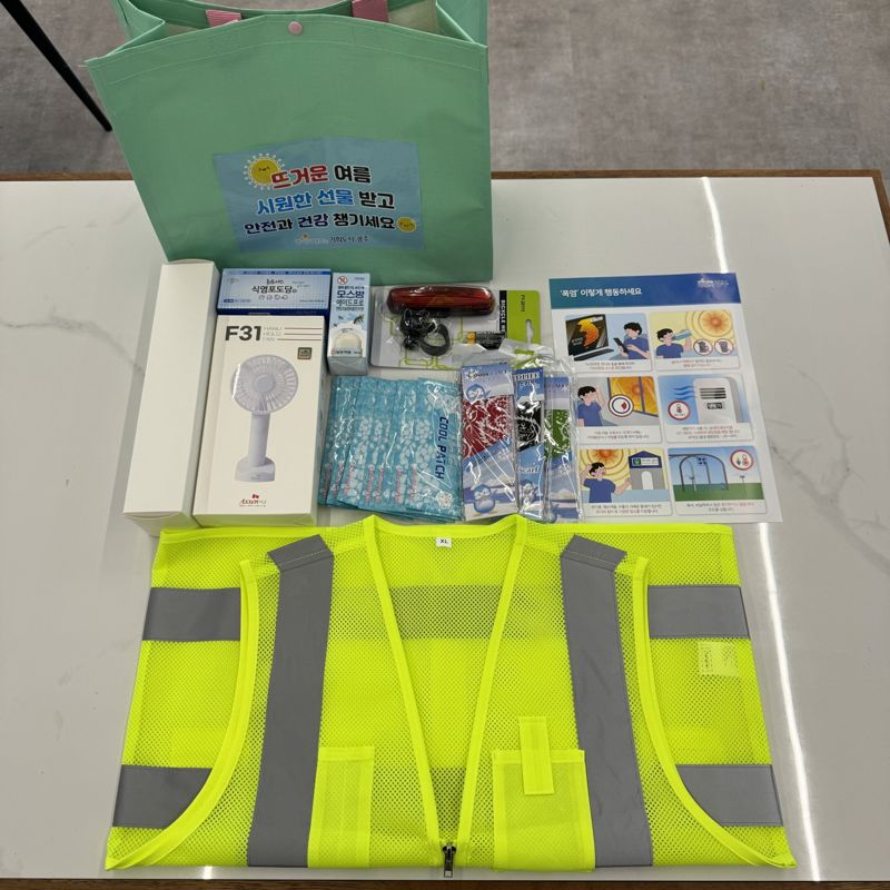 광주시는 연일 지속되는 폭염으로부터 시민 안전을 지키기 위해 오는 9월 말까지 노숙인, 쪽방주민, 취약노인, 건강 취약계층 등 총 3만3000여명을 대상으로 응급물품 지원 등 본격적인 폭염 대응 대책을 시행한다. 광주광역시 제공