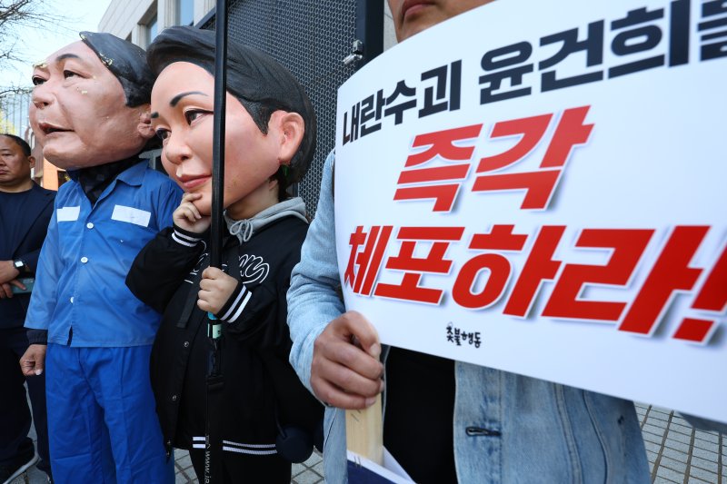 [서울=뉴시스] 황준선 기자 = 윤석열 전 대통령 부부의 대통령 관저 퇴거일인 11일 오전 서울 용산구 한남동 대통령 관저 앞에서 촛불행동 관계자들이 윤 대통령 부부 구속 촉구 기자회견을 하고 있다. 2025.04.11. hwang@newsis.com