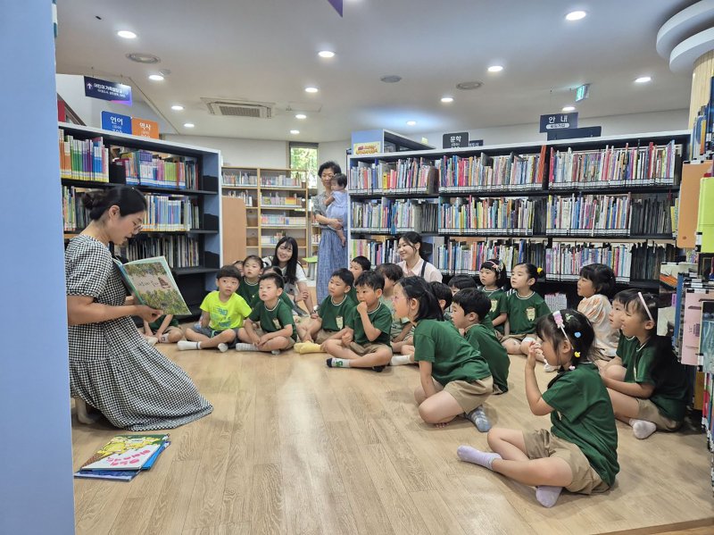[성남=뉴시스] 성남시 무지개바카라사이트 비타임 ‘동화책 읽어주기’ 독서문화 프로그램 (사진=성남시 제공) 2025.07.29.photo@newsis.com