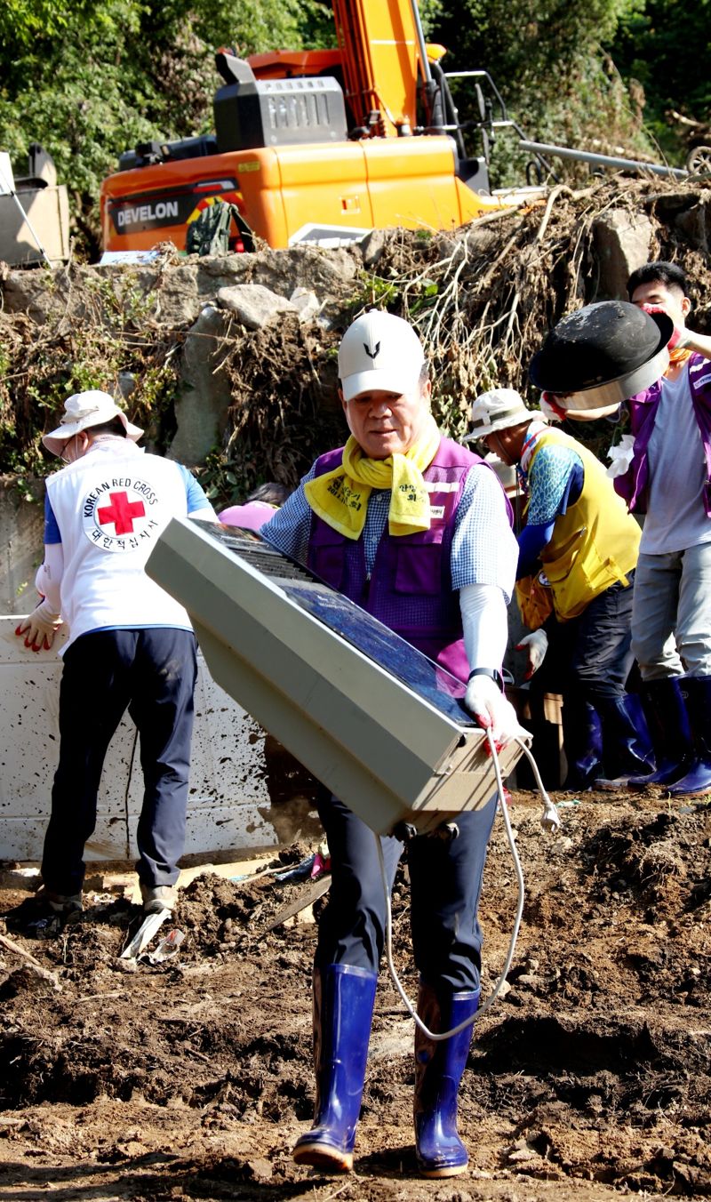 최대호 안양시장이 가평군을 찾아 수해복구 작업에 참여하고 있다. 안양시 제공