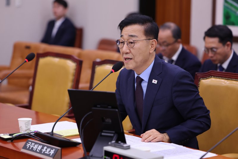 [서울=뉴시스] 김명년 기자 = 김윤덕 국토교통부 장관 후보자가 29일 오전 서울 여의도 국회 국토교통위원회에서 열린 인사청문회에서 의원 질의에 답하고 있다. 2025.07.29. kmn@newsis.com