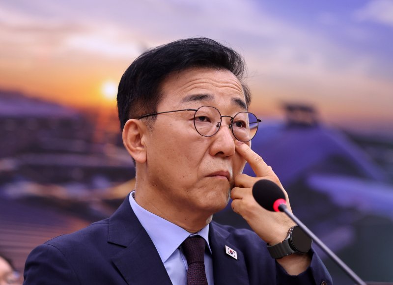 [서울=뉴시스] 김명년 기자 = 김윤덕 국토교통부 장관 후보자가 29일 오전 서울 여의도 국회 국토교통위원회에서 열린 인사청문회에서 얼굴을 만지고 있다. 2025.07.29. kmn@newsis.com