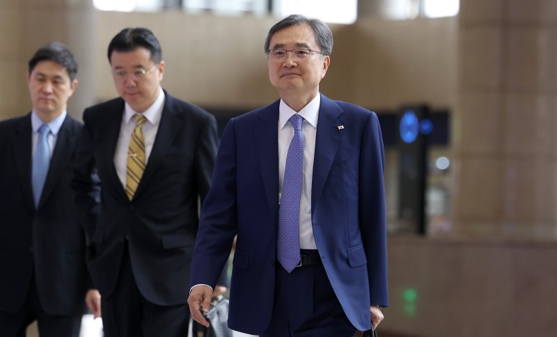 [서울=뉴시스] 김선웅 기자 = 조현 외교부장관이 29일 서울 강서구 김포국제공항을 통해 일본으로 출국하고 있다.조 장관은 이번 방일 일정에서 이와야 다케시 일본 외무상과 만나 한일외교장관 회담을 갖고 한일관계 발전 방향을 논의할 계획이다. 2025.07.29. mangusta@newsis.com