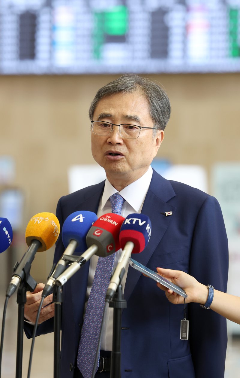 [서울=뉴시스] 김선웅 기자 = 조현 외교부장관이 29일 서울 강서구 김포국제공항을 통해 일본으로 출국하며 취재진과 만나 질의응답을 하고 있다.조 장관은 이번 방일 일정에서 이와야 다케시 일본 외무상과 만나 한일외교장관 회담을 갖고 한일관계 발전 방향을 논의할 계획이다. 2025.07.29. mangusta@newsis.com